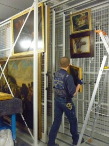 Installation des tableaux du musée sur des grilles mobiles en reserves