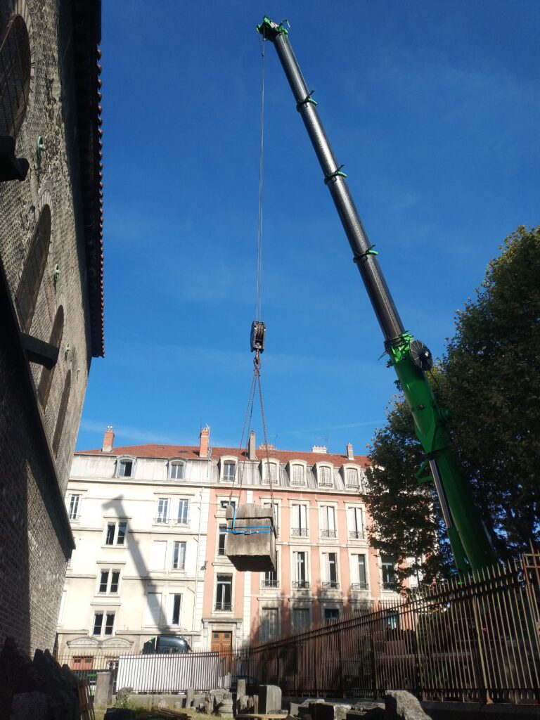 Déménagement des collections du musée Saint-Pierre : déplacement d'un sarcophage à l'aide d'une grue