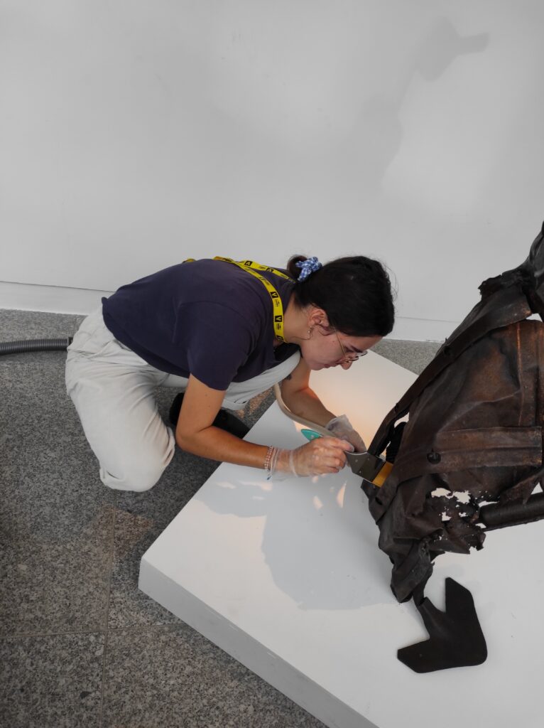 Mesure de conservation préventive : opération de dépoussiérage d'une sculpture par microaspiration dans le cadre du chantier des collections