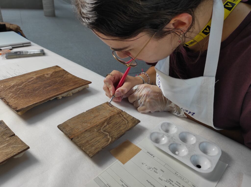 Opération de marquage à l'encre et à la plume dans le cadre du chantier des collections. Conservation préventive.