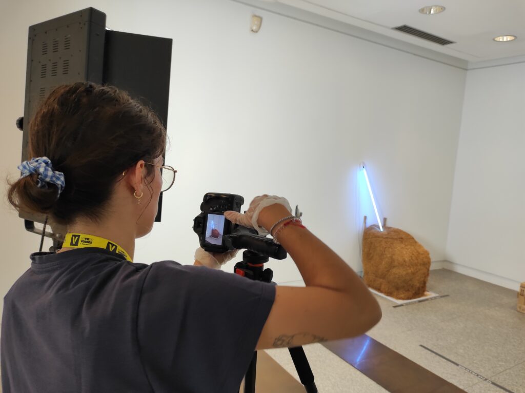 Réalisation d'une prise de vue documentaire dans le cadre du chantier des collections