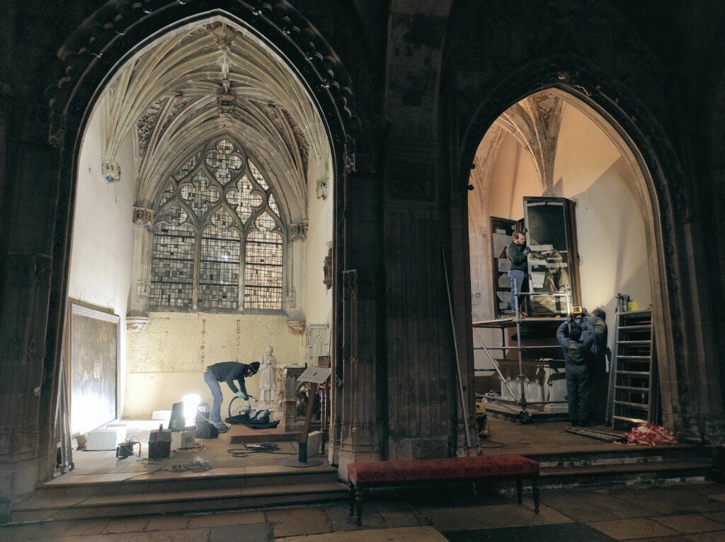 Opérations de dépoussiérage d'un tableau à gauche et de démontage d'un triptyque à droite